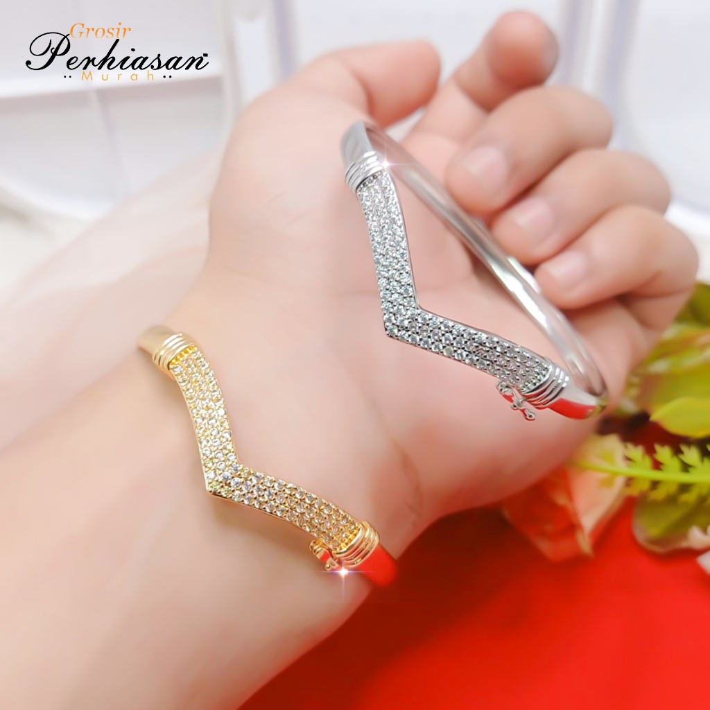 กําไลข้อมือ Viral สไตล์เกาหลีเรียบง่ายล่าสุด Fuji 3 Row Later V Gem Bracelet 2024