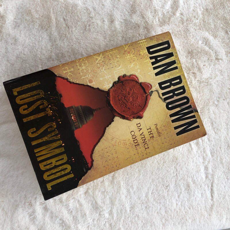 หนังสือและสีน้ําตาล - The Davinci Code