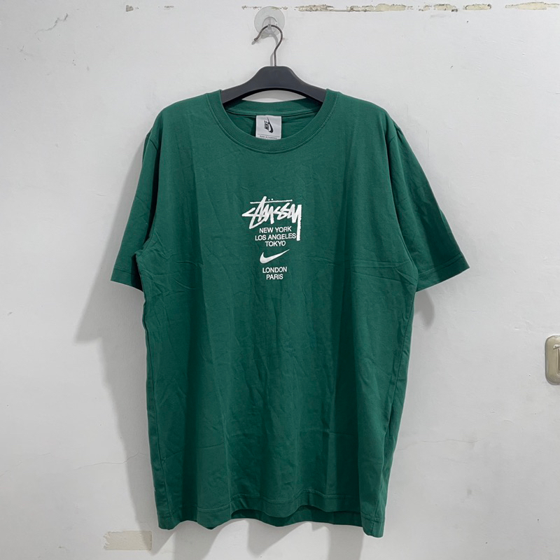 เสื้อยืด Nike x Stussy International สีเขียว