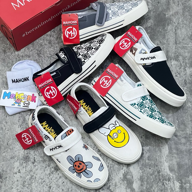 รองเท้า LOKAL Mahonk - Slip On Velcro Motif วัสดุผ้าใบ // แบรนด์ท้องถิ่นดั้งเดิม // รองเท้าส้นแบน ฟรี ฟุต /// รองเท้าผ้าใบดั้งเดิม