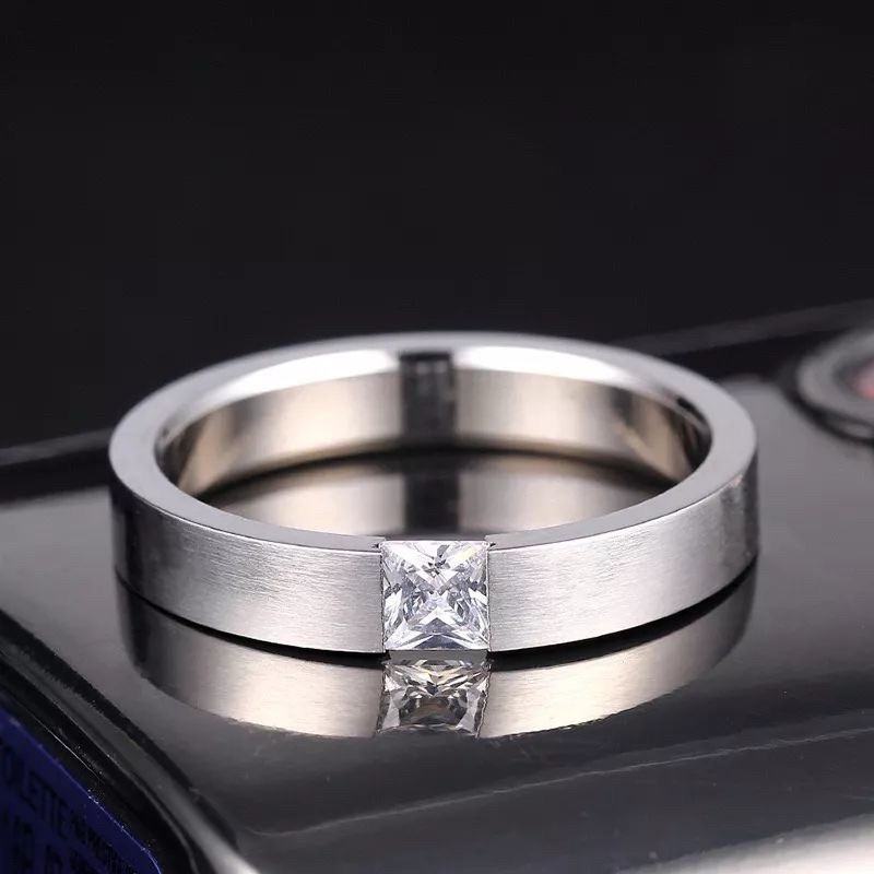 ] พรีเมี่ยม QUALITY ZIRCON GEMS SILVER TITANIUM RING