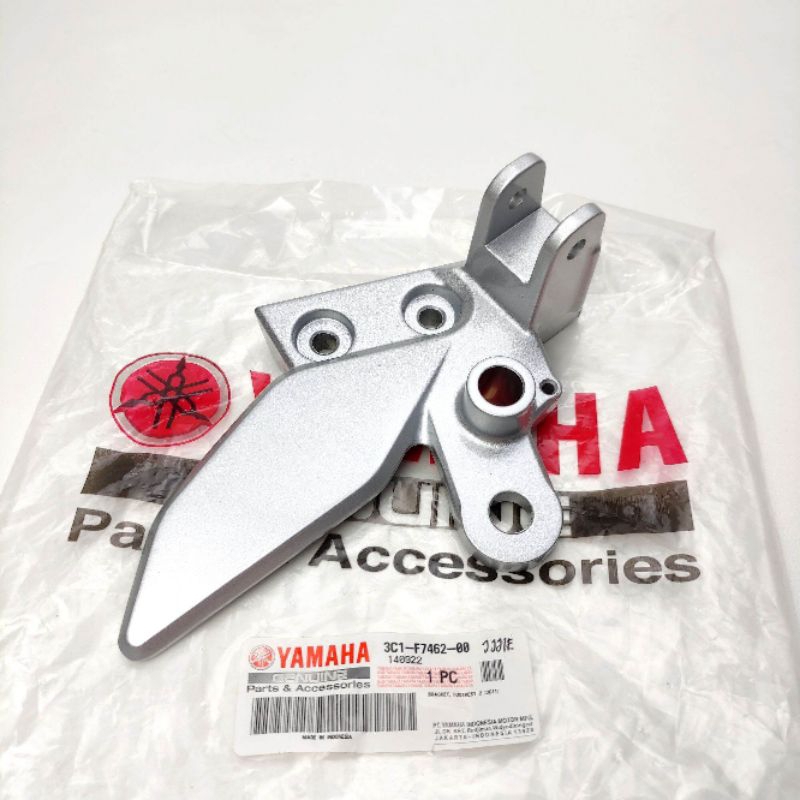 ขายึดเหล็กสําหรับพักเท้าหน้าขวา Vixion เก่า 3C1-F7462-00 ของแท้ Yamaha YGP