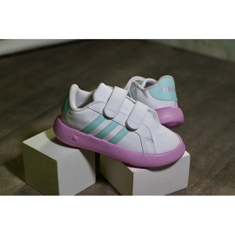 Adidas neo รองเท้าผ้าใบลําลอง สีขาว สําหรับเด็ก