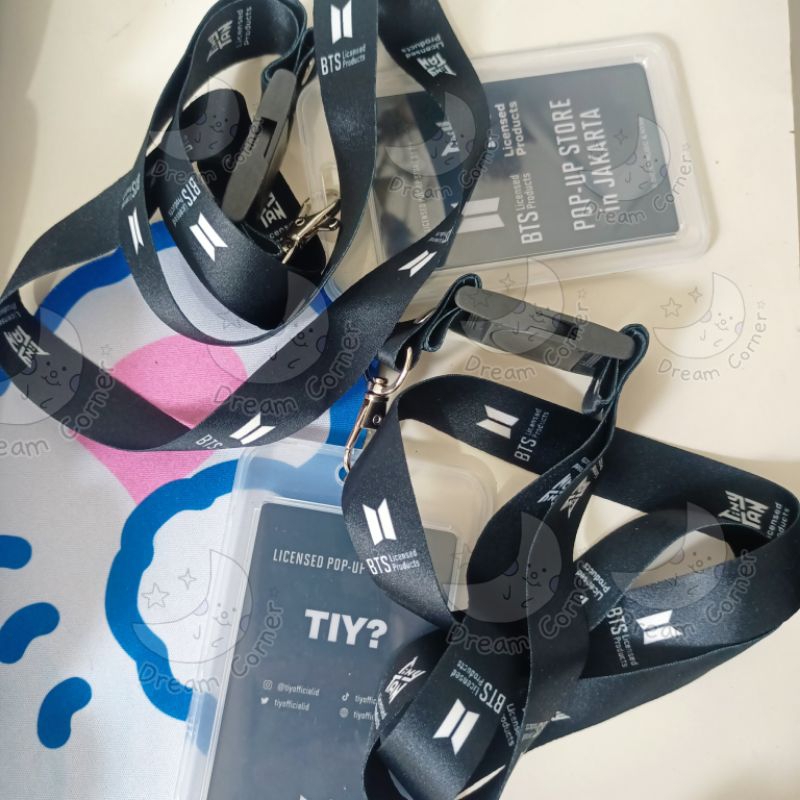 เชือกเส้นเล็กอย่างเป็นทางการผลิตภัณฑ์ลิขสิทธิ์ Tytan Pop Up Store