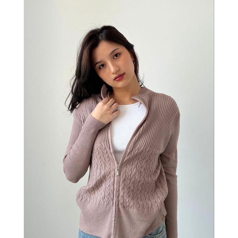 Byvi Jacket - เสื้อแจ็คเก็ตถักคอสูง Olava