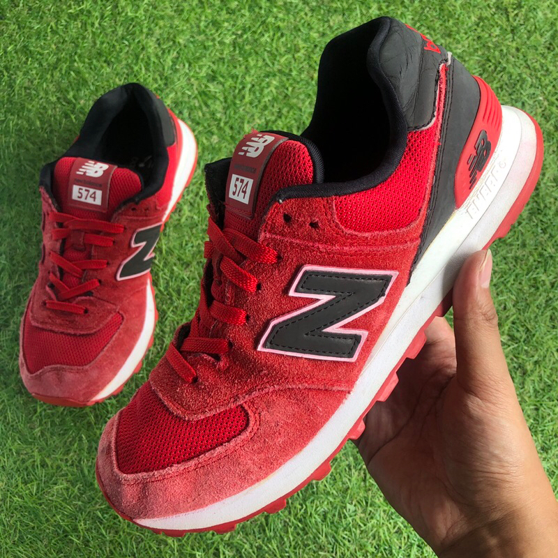 New Balance NB 574 รองเท้าผ้าใบ สีแดง สีดํา