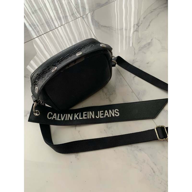 Hitam กระเป๋าสะพายสีดํา Calvin Klein Jeans