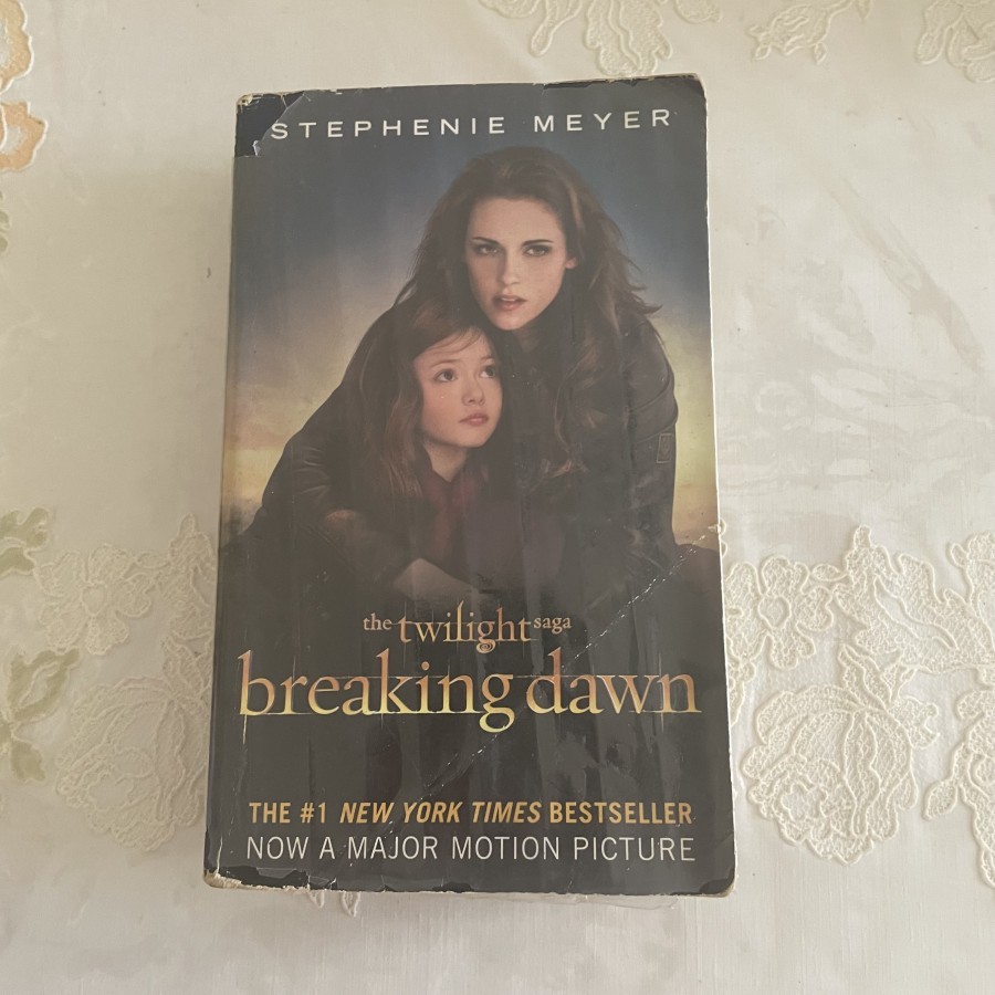 THE TWILIGHT SAGA BREAKING DAWN BOOK (BY: STEPHENIE MEYER)