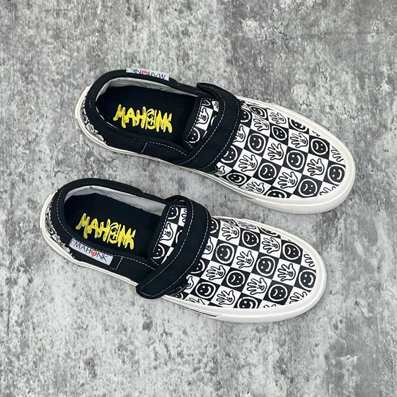 รองเท้า LOKAL Mahonk - Slip On Velcro Motif วัสดุผ้าใบ // แบรนด์ท้องถิ่นดั้งเดิม // รองเท้าส้นแบน ฟรี ฟุต /// รองเท้าผ้าใบดั้งเดิม