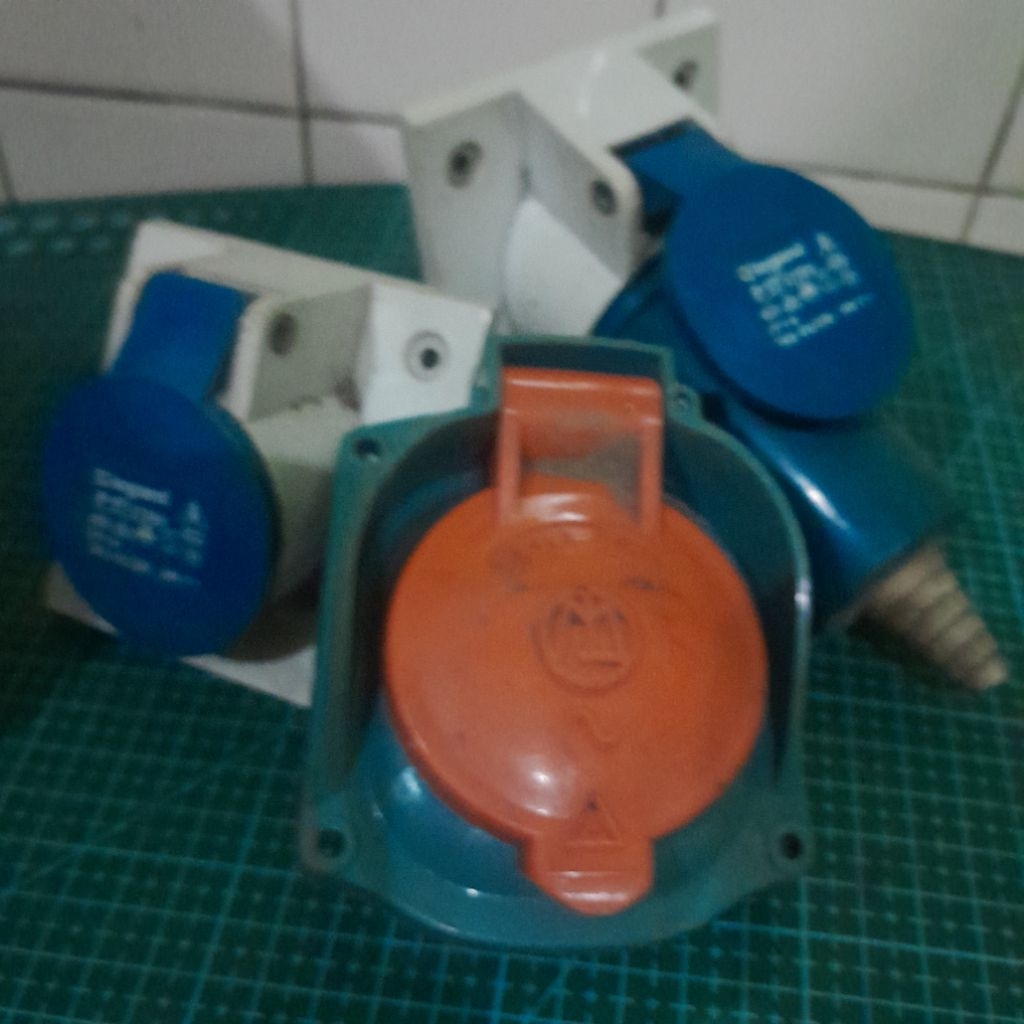 LOT 3 ชิ้น O LEAGRAND P 17 16A-6H200V-240V READY ACCORDING TO PHOTO