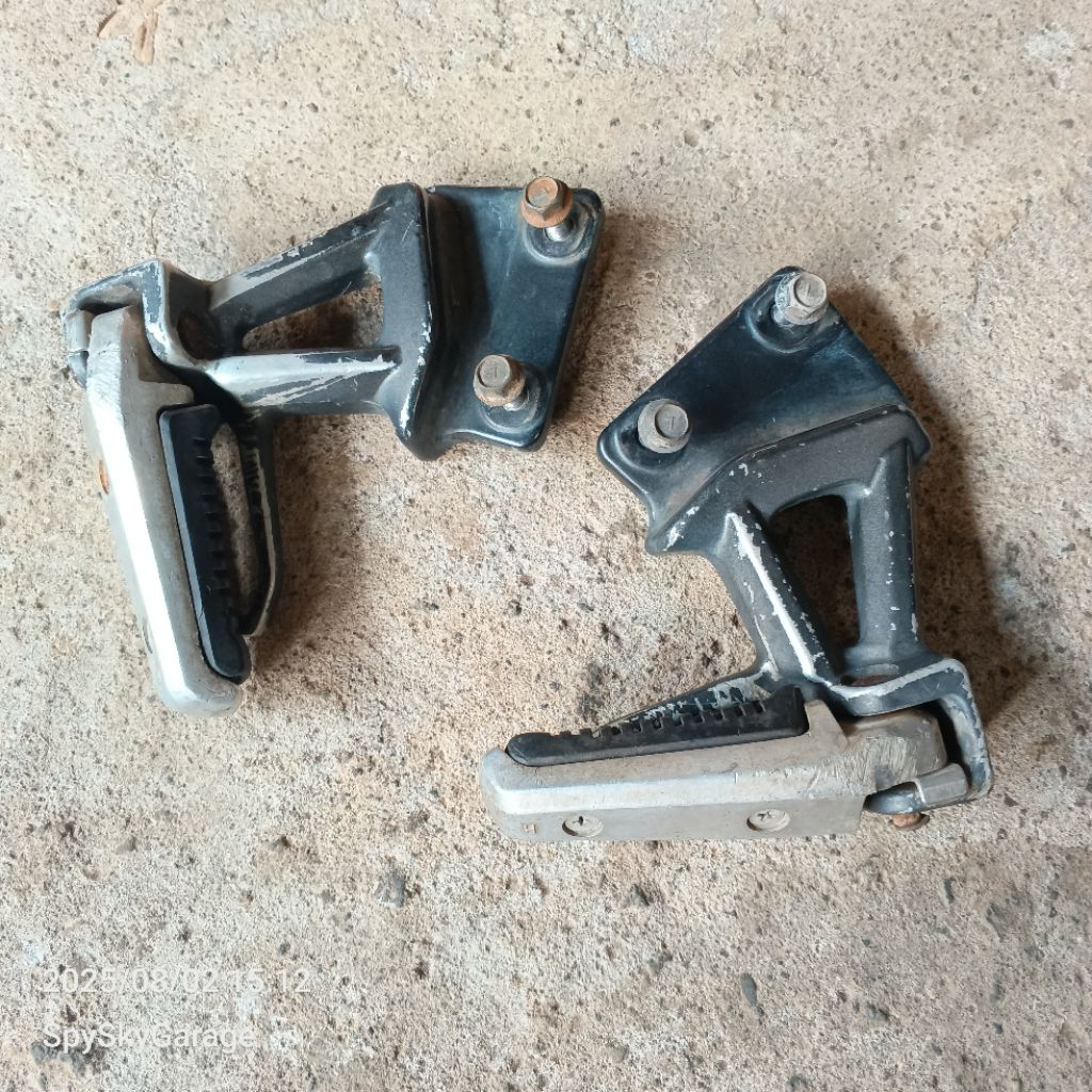 เท้า Suzuki Skywave 125