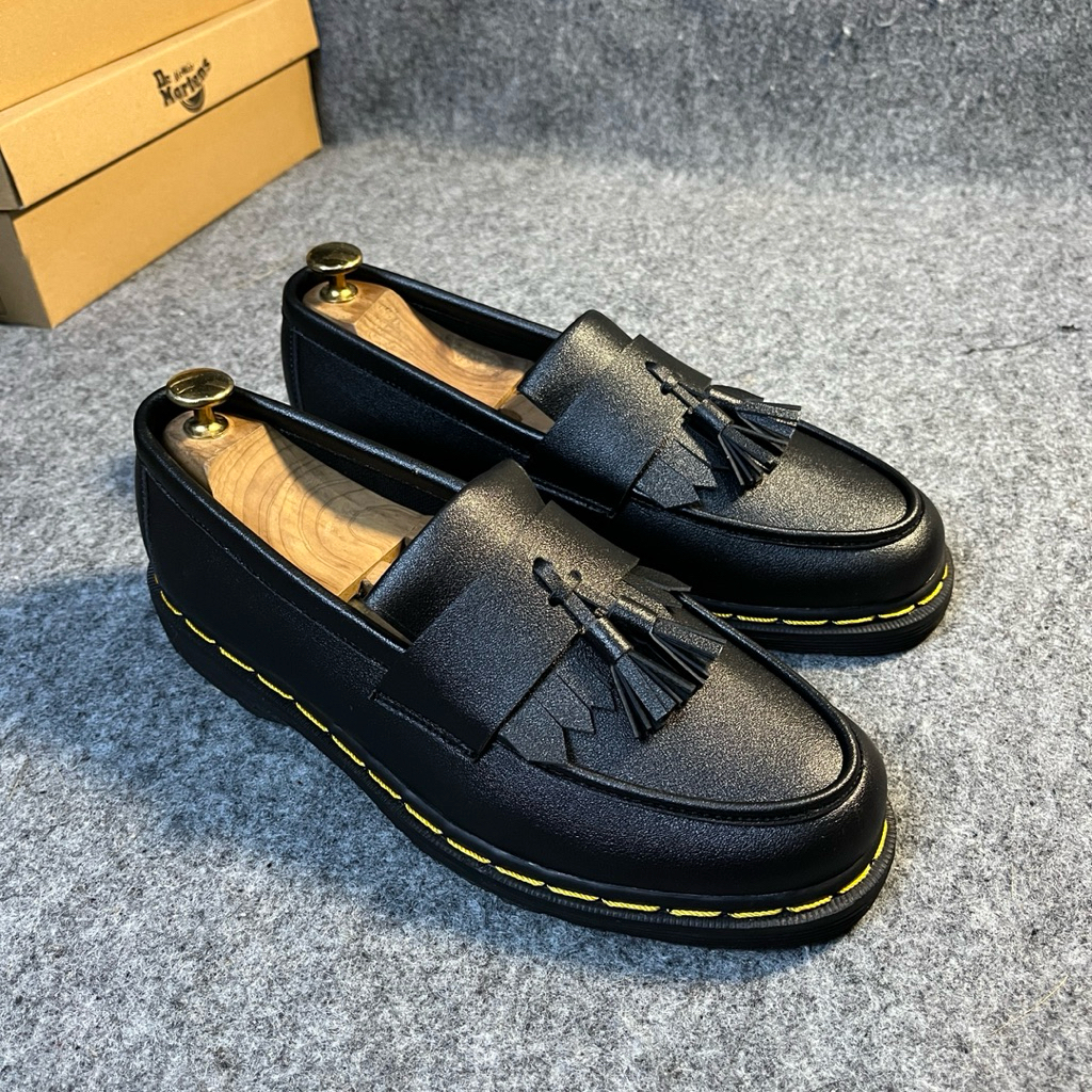 Docmart Penny Loafers Tassel Black รองเท้าลําลองอย่างเป็นทางการของผู้ชาย