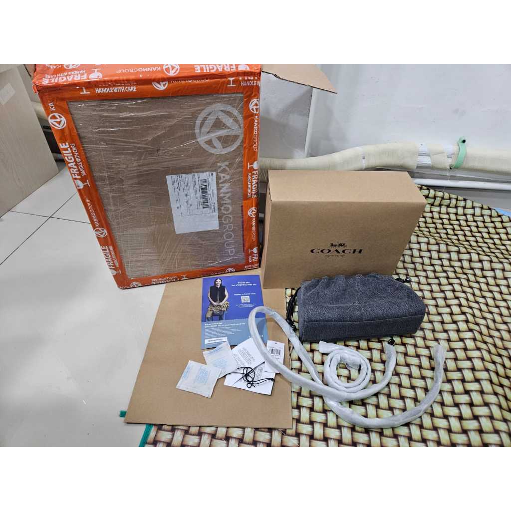 BOX และถุงกระดาษ ORIGINAL Coach Faye Shoulder Bag - มีต้นทุนซื้อทาง shopee mall - มีป้ายราคา