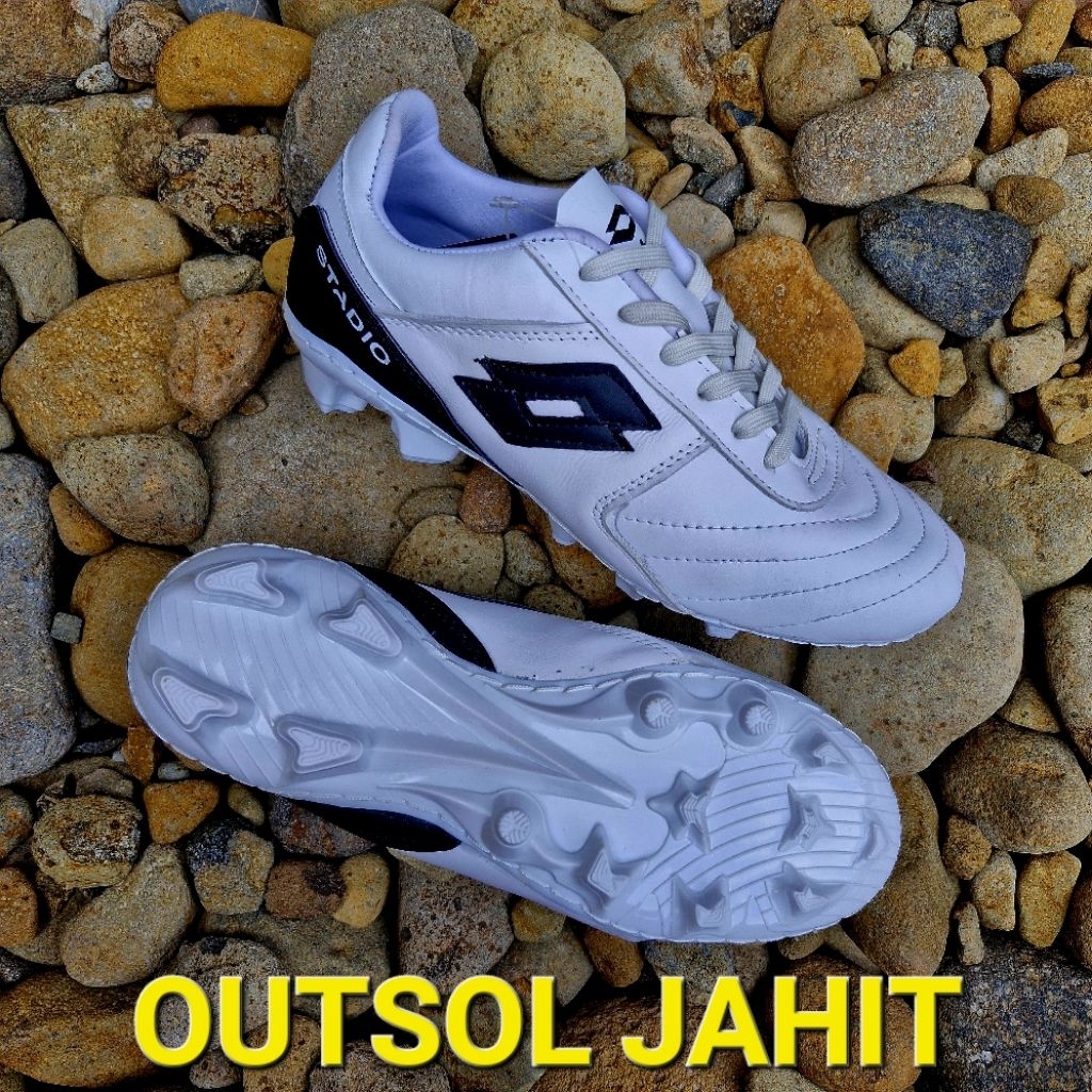 รองเท้าฟุตบอลหนัง lotto เย็บพื้นรองเท้า