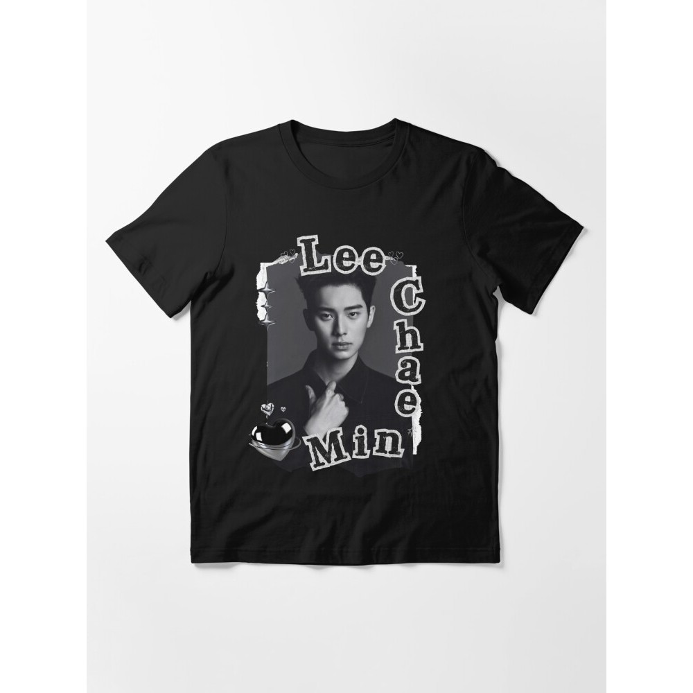 เสื้อยืด Lee Chae min Collage Rising Star ในเสื้อยืด Monochrome Essential