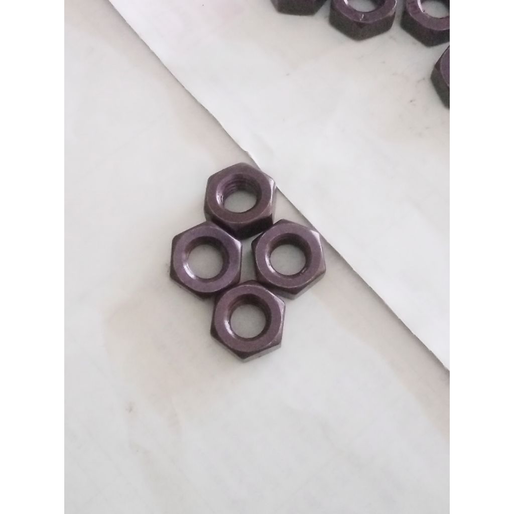 น็อตเหล็กสีดํา 8.8 M10 KEY 17 PITCH 1.5