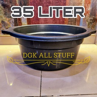 Baskom Waskom Bak Ember Bulat Kuping Gagang Bergagang Adonan Nyuci Cuci Rendam Cucian Pakaian Baju Piring Kamar Mandi Cor Serbaguna Plastik Jumbo Besar Karet Hitam Abu Anti Pecah USA No Nomor 35 L 35L 35 Liter Diameter 60 cm Estetik Aesthetic Minimalis