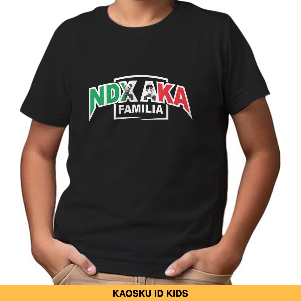 NDX AKA Familia V12 เสื้อยืด - เสื้อผ้าเด็กอายุ 1-14 ปี - ล่าสุด NDX AKA เสื้อผ้าเด็ก - NDX AKA 2025