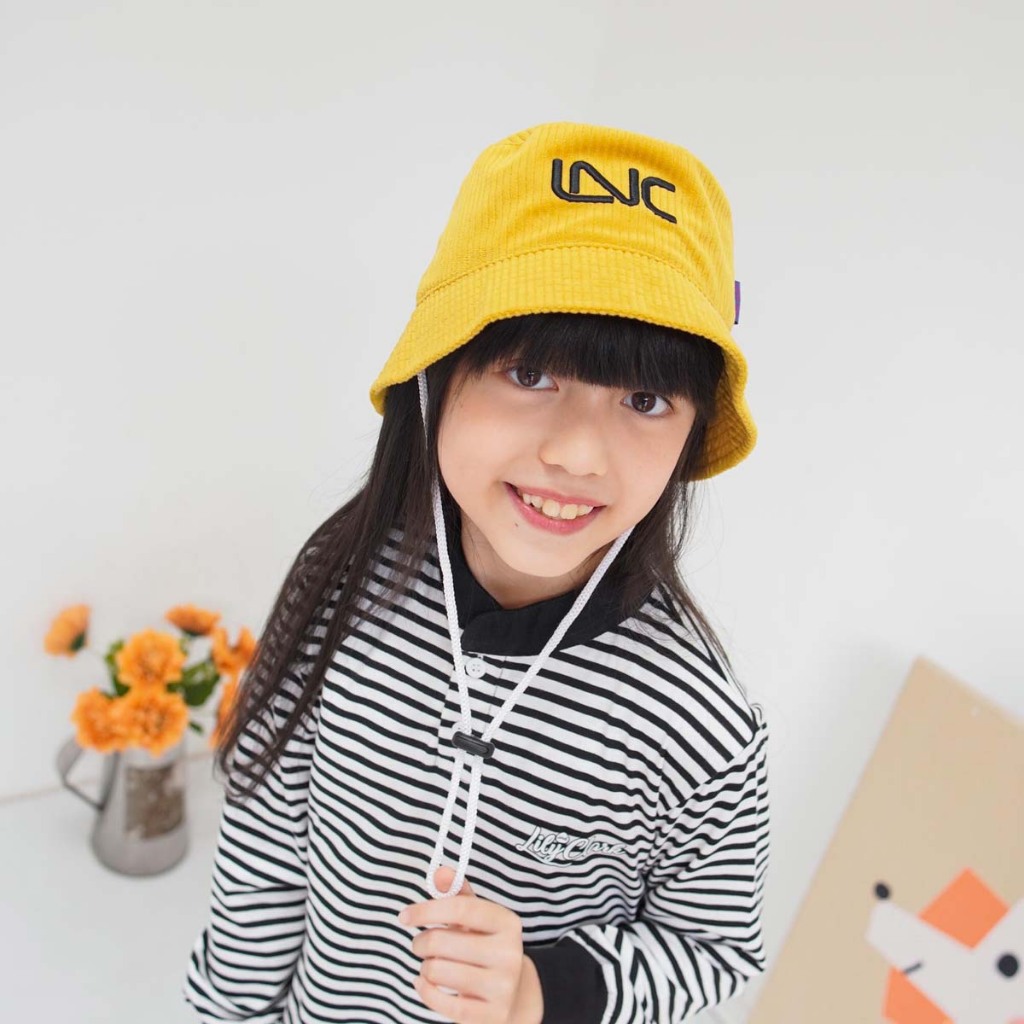 LILY AND CLARK หมวกบักเก็ตผ้าลูกฟูกสําหรับเด็กพร้อมสายรัดในมัสตาร์ด BC05-MUSTARD