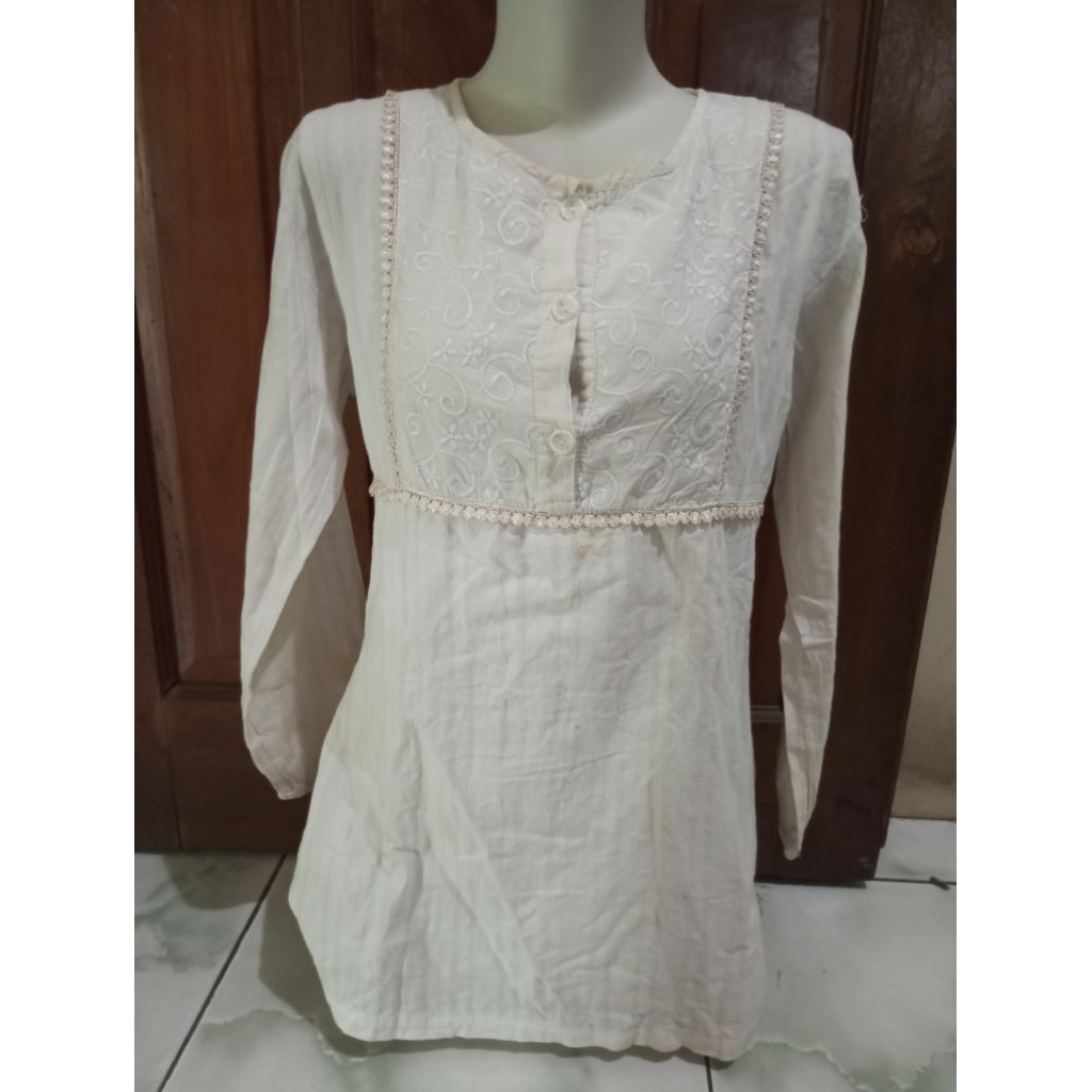 PRELOVED เสื้อผ้าผู้หญิง ยี่ห้อ Camomile