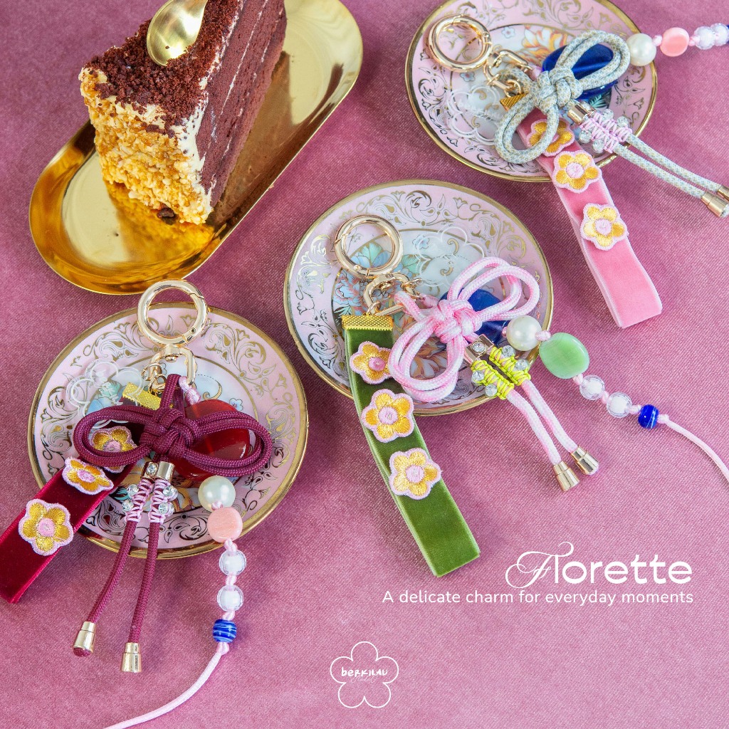 FLORETTE - เย็บปักถักร้อยกํามะหยี่และสายกระเป๋า Charm