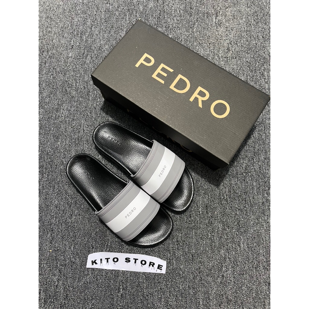PEDRO GREY และรองเท้าแตะสีขาว