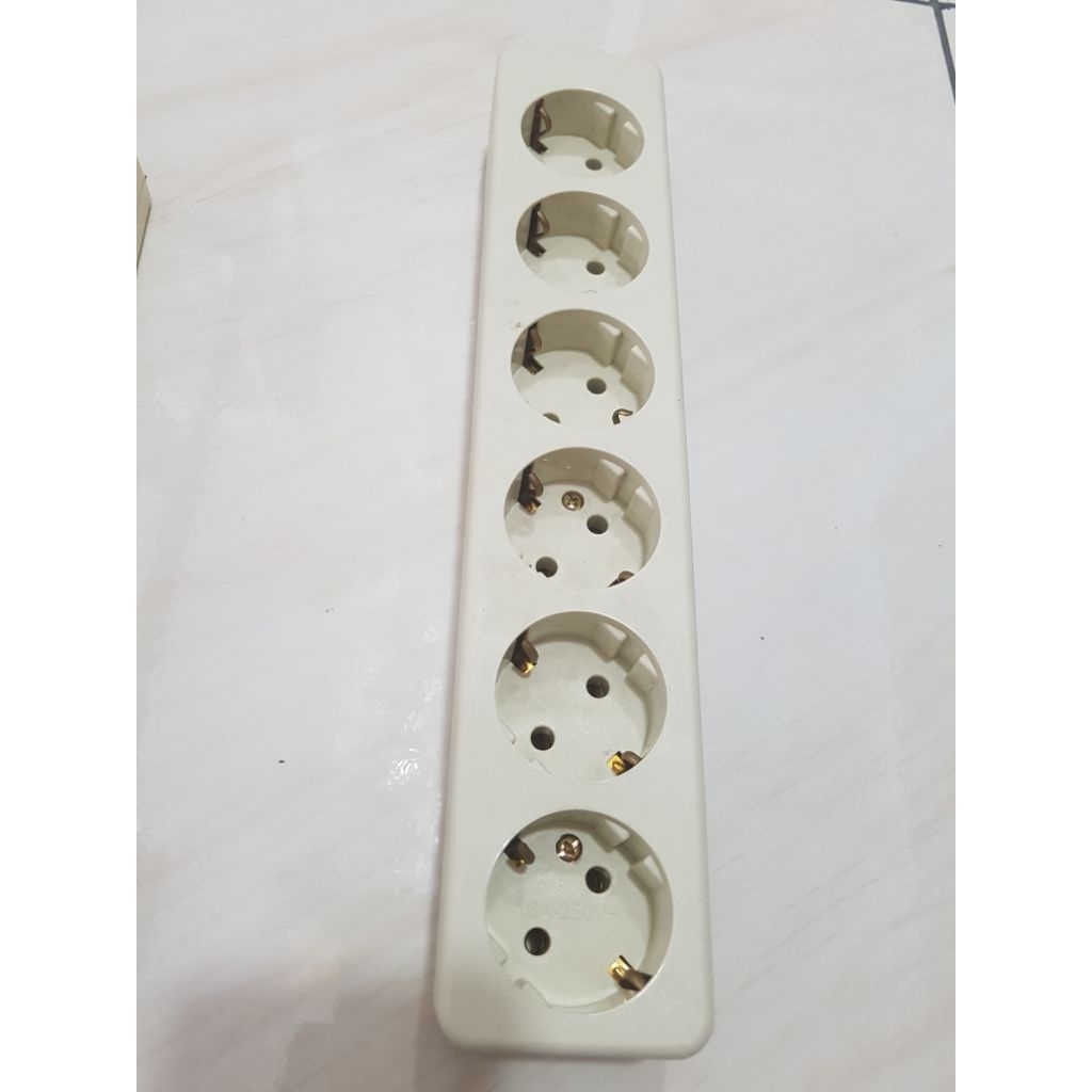 ST168 Uticon เต้ารับ 6 พิน