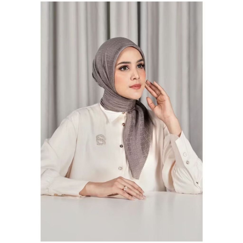 Buttonscarves - The Tapis Square 2.0 Iron - ฮิญาบระดับพรีเมียมที่หรูหราและหรูหรา