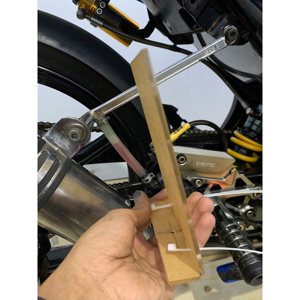 บังโคลนโช๊ค GSX R 150. แผ่นกรองไม่เปิด.