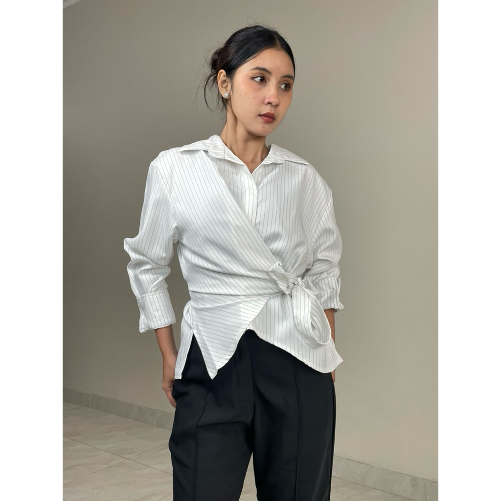 Felicia Blouse Flowday / เสื้อเชิ้ตคอปก / เสื้อผู้หญิง / เสื้อผ้าผู้หญิง / แฟชั่นผู้หญิง - ใส่ L