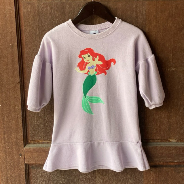 PRELOVED ลูกเรือคอ cn ชุดเด็ก ruffle นางเงือกบอลลูนแขนแบรนด์ Disney INK ไซส์ S 4T 5T 6T 7T