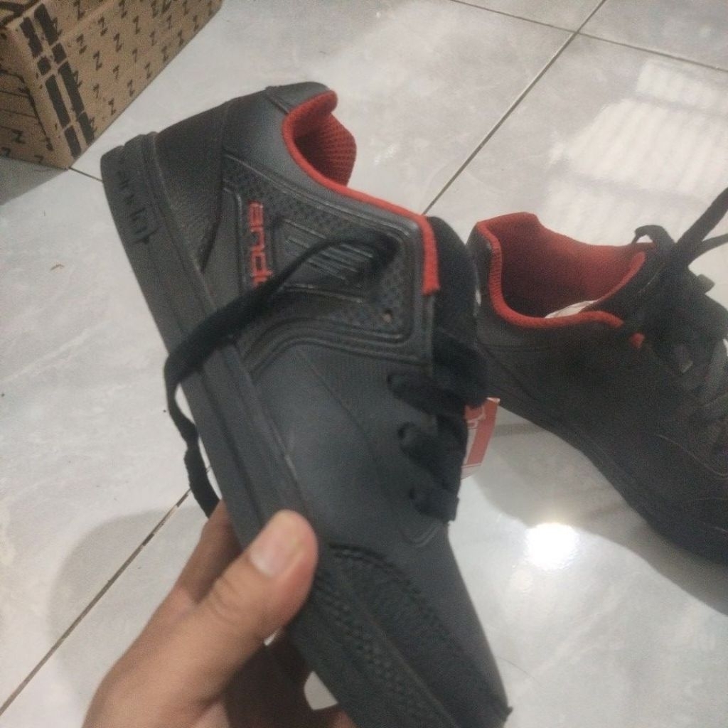 รองเท้า Ando xender แบบผูกเชือกสีดําดั้งเดิม