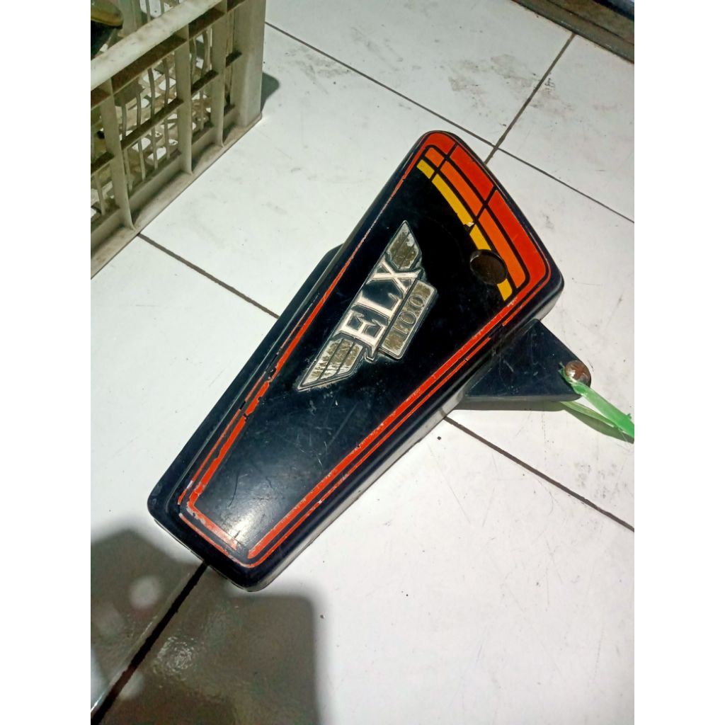 ฝาครอบแบตเตอรี่ด้านขวา Kawasaki KH100 kh 100