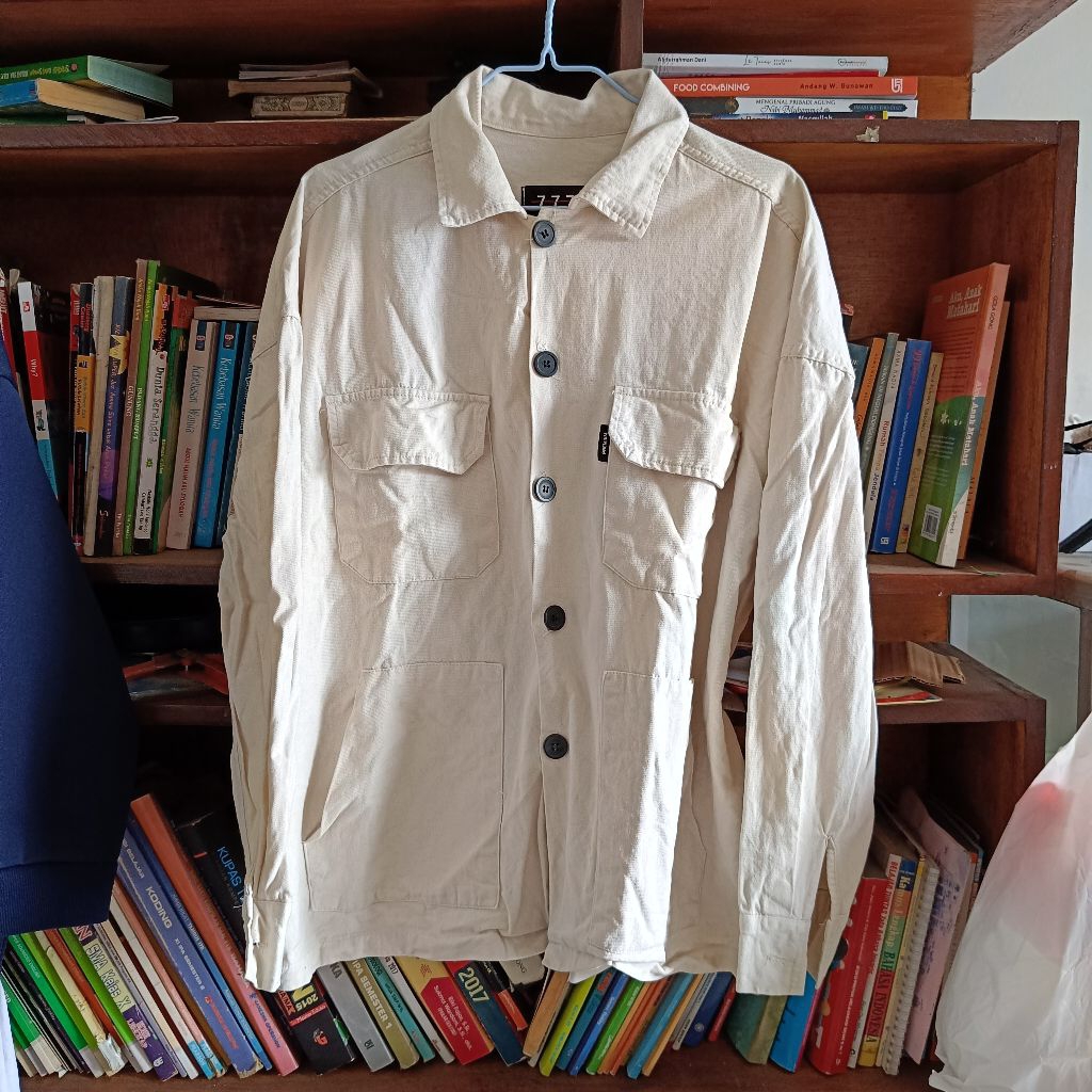 KEMEJA ไซส์ XL ทุกเพศ | 777 เสื้อตัวนอก เสื้อครีม มือสอง ต้นฉบับ