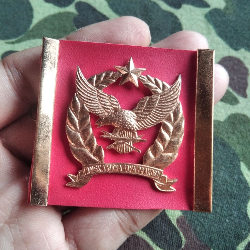 Vintage Army Beret Emblem Pin Old School Yonif 141 Korem 044 Garuda Dempo Korem 041 Garuda Emas Coll