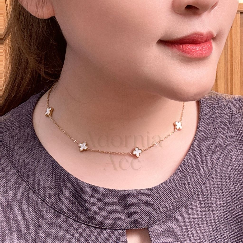 (K-21) Adornia - สร้อยคอไทเทเนียมผู้หญิงป้องกันสนิมโคลเวอร์สีขาว