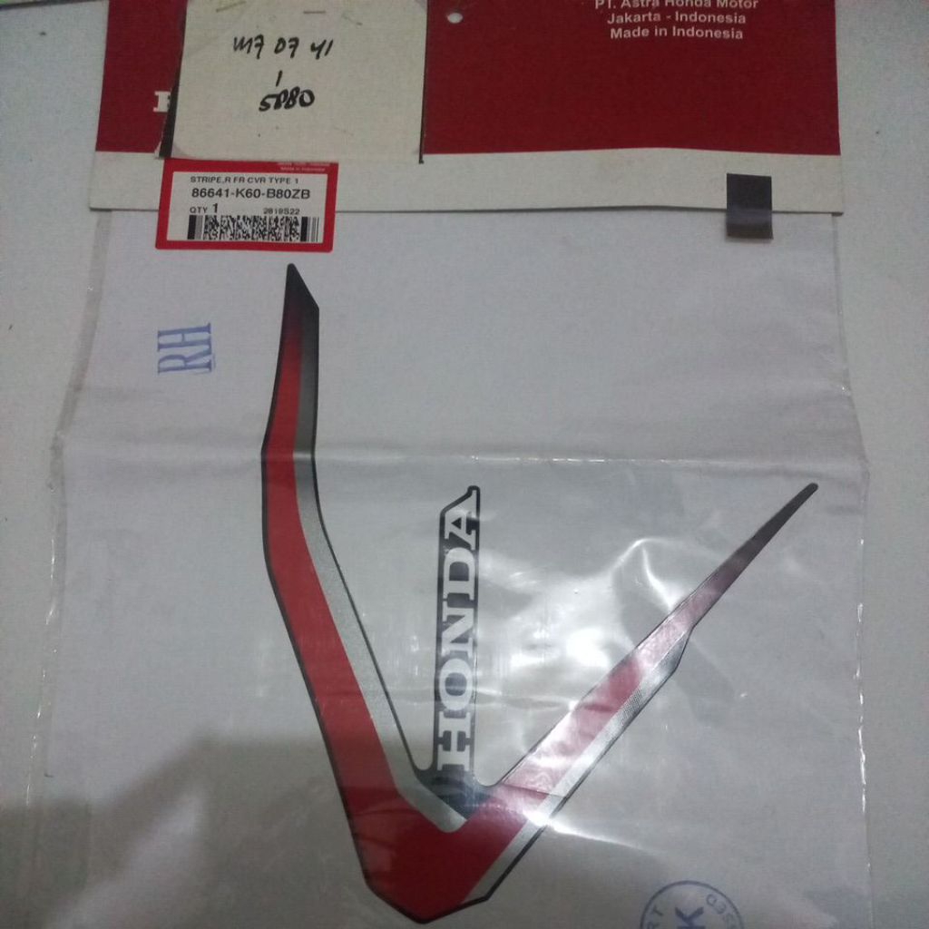 86641K60B80ZB – STRIPE R FR CVR TYPE 1, FRONT RIGHT BODY STICKER VARIO 125 ESP ORI AHM