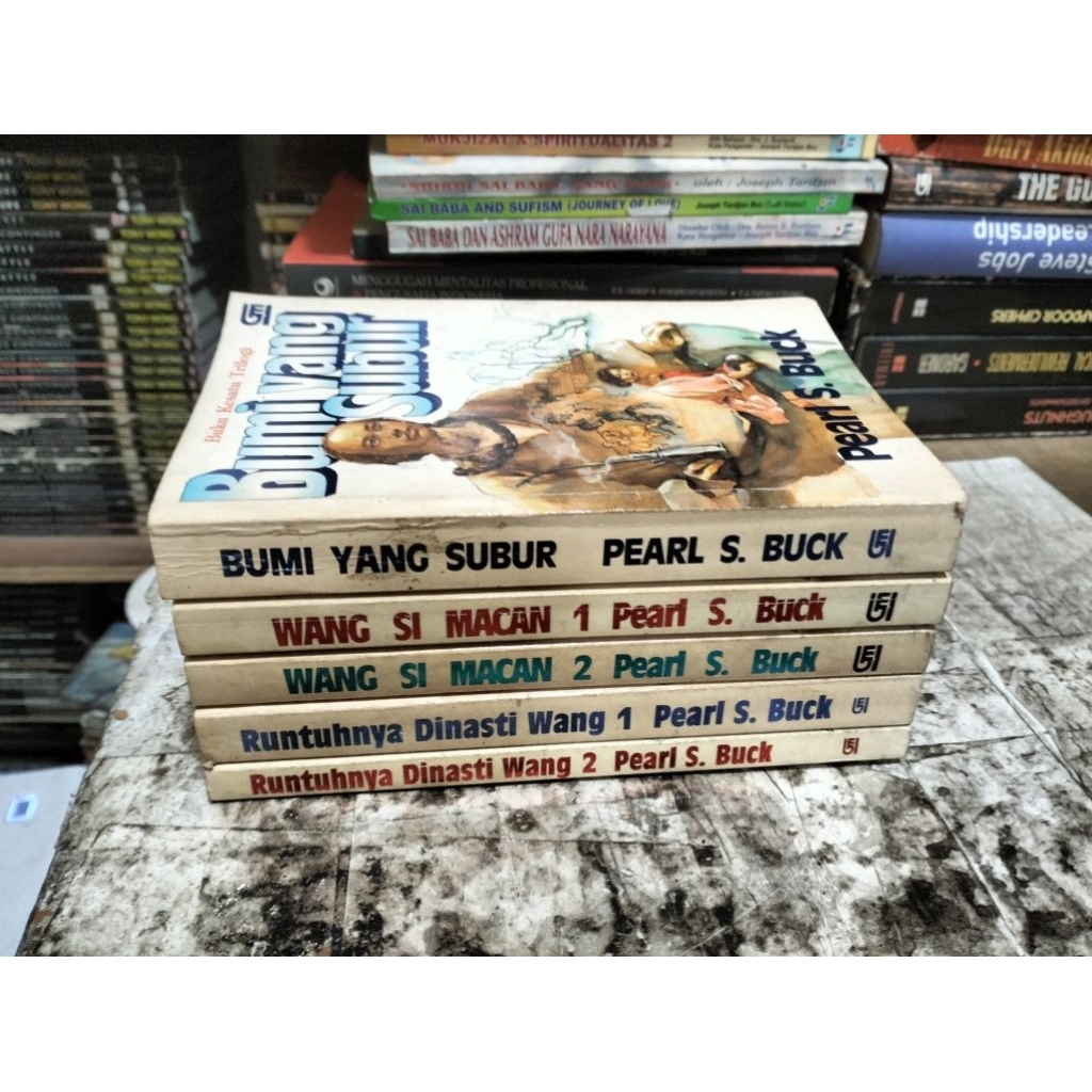 นวนิยายไตรภาค: THE EARTH hat IS FRETILE โดย Pearl S Buck