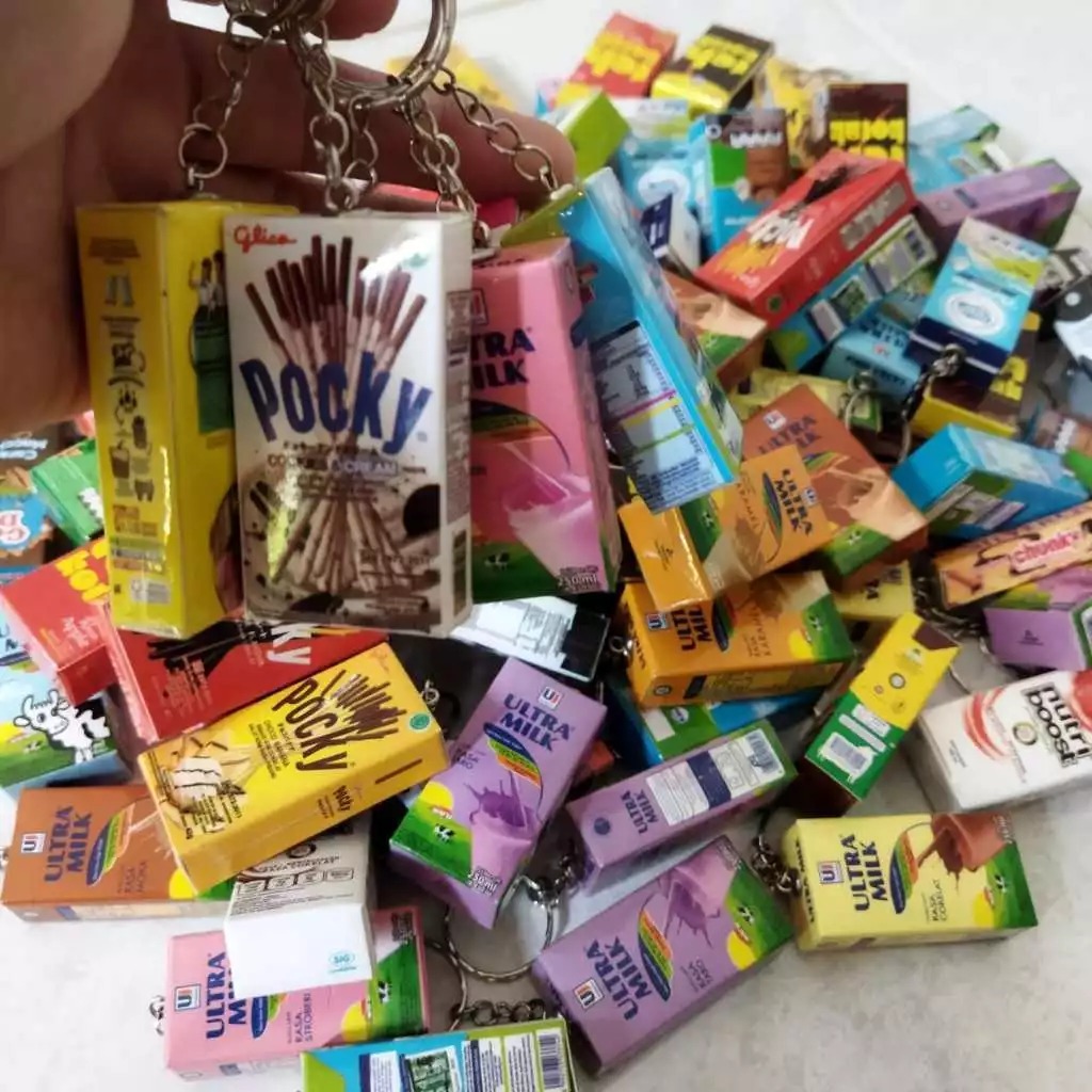 GANTUNGAN Miniature Mixue กล่องนมเครื่องดื่มกล่องพวงกุญแจ / เครื่องดื่มน้ําอัดลมกล่องพวงกุญแจของขวัญ