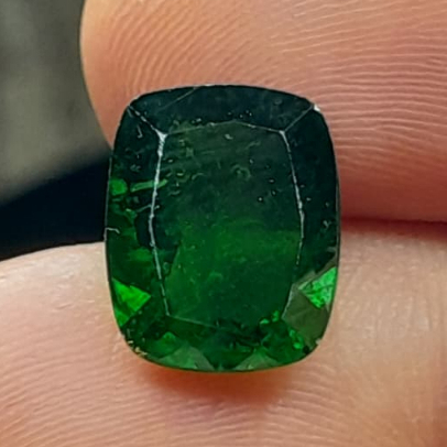 HIJAU Natural Chrome Diopside Dim:est 11 x 8.8 x 4.2 mm 3.6 Ct Russia NTD Green Green Oval Cutting ร