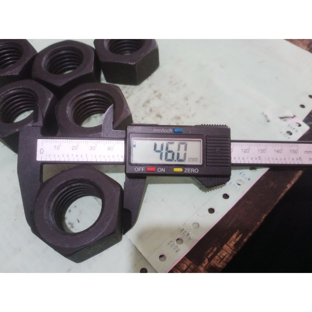 น็อตเหล็กสีดํา 8.8 M30 KEY 46 PITCH 3.5