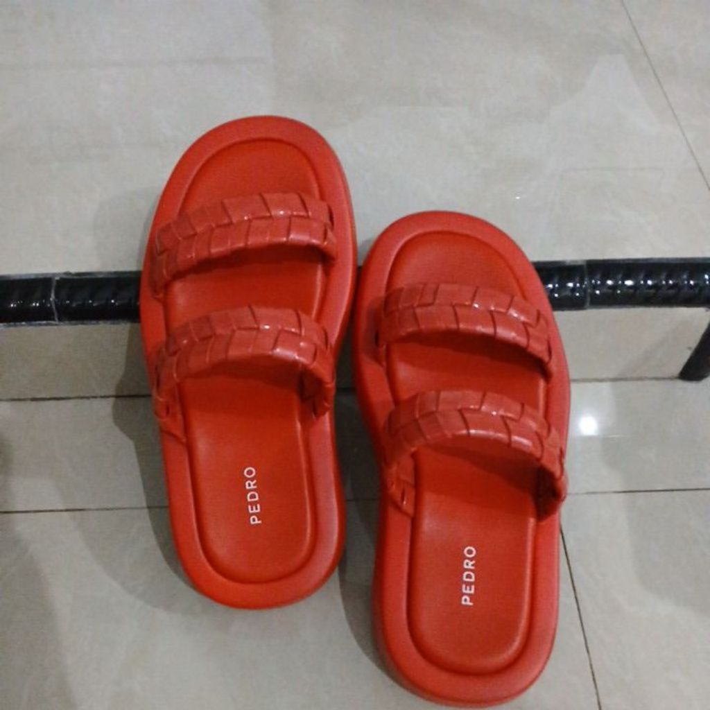 รองเท้าแตะสีแดง Pedro