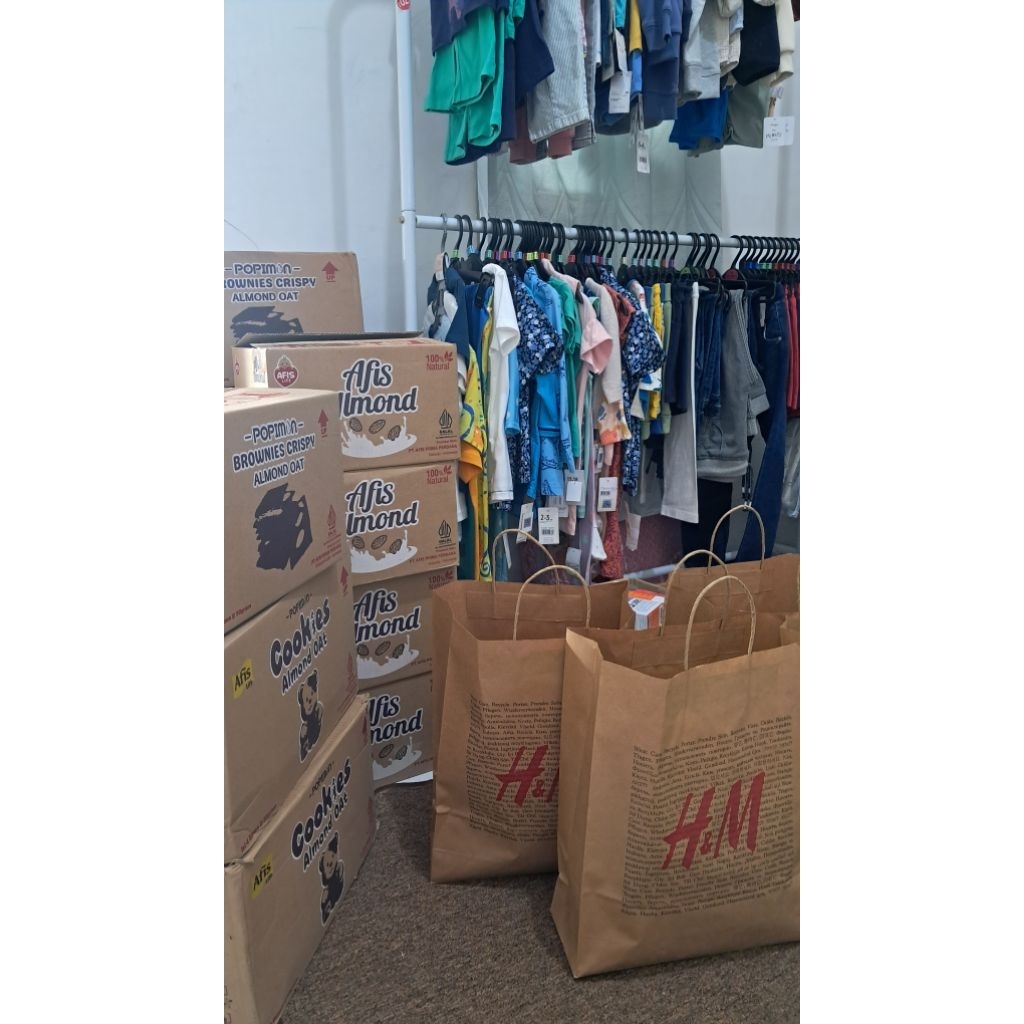 เสื้อผ้า & BABY ESSENTIALS