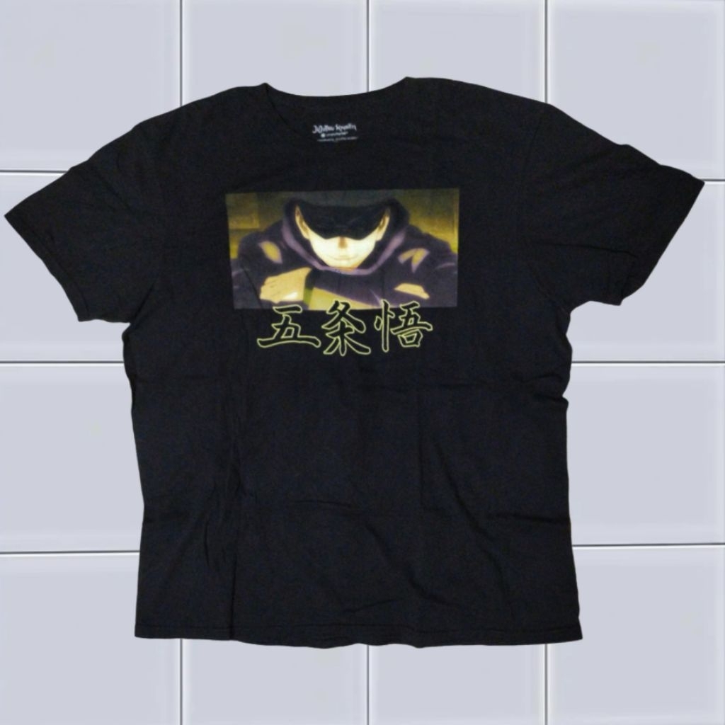 JUJUTSU KAISEN GOJO SATORU เสื้อยืดอนิเมะอย่างเป็นทางการแขนไขว้โดย Crunchyroll®