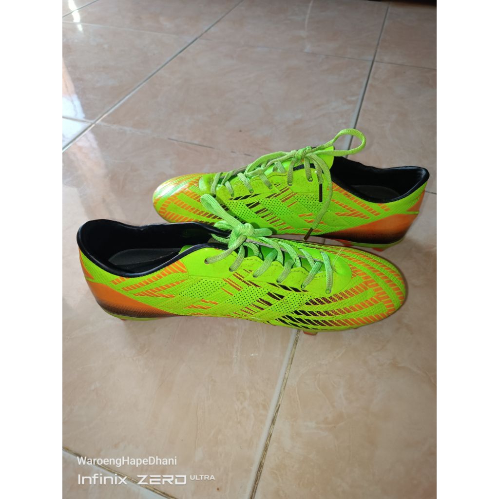 รองเท้าฟุตบอลมือสอง ไซส์ 43 สภาพตามภาพ