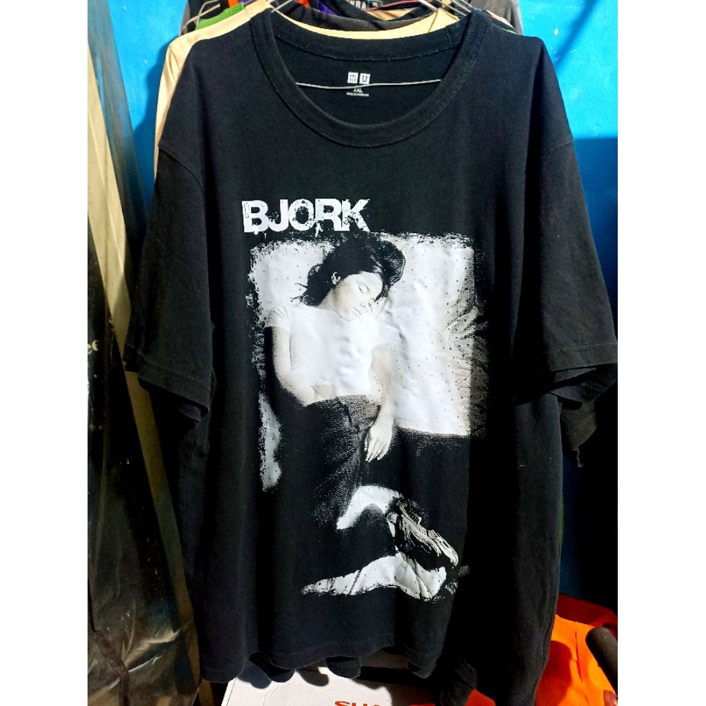 เสื้อยืด Bjork uniklo