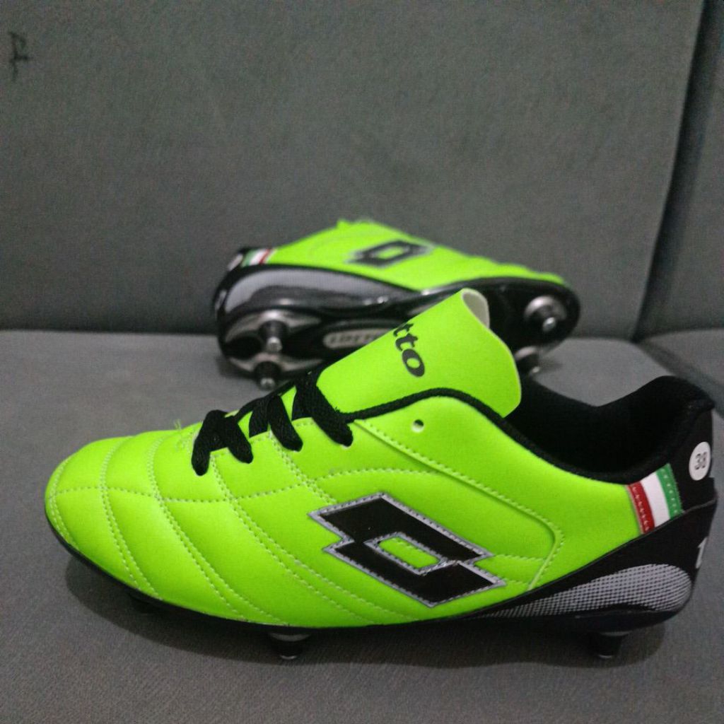 รองเท้าฟุตบอล HIJAU STABILO Lotto ธงสีเขียว ปากกาเน้นข้อความ ดึงเหล็ก พื้นรองเท้าได้รับการเย็บรอบ ๆ 