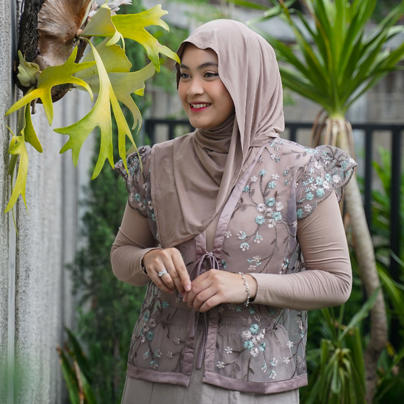 Mouva - เสื้อกั๊ก Anjali พร้อมสายลูกไม้ Tulle พรีเมี่ยม