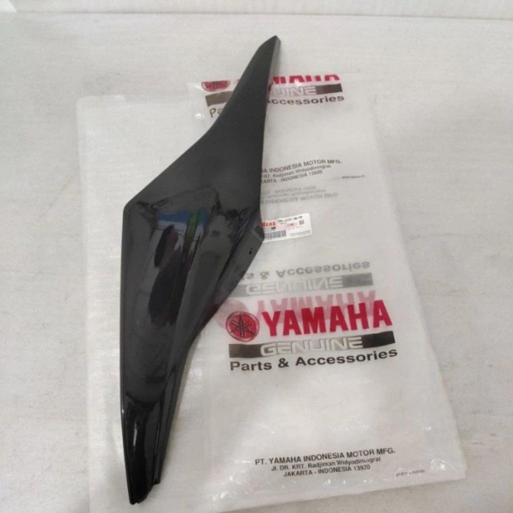 ฝาครอบตัวถังด้านข้าง RIGHT สีดํา Yamaha R15 V1 V2 2PK-F1741-00-P0