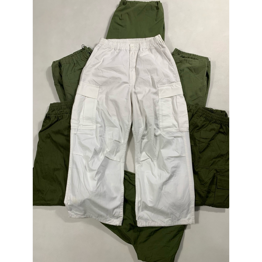 Global uniqlo White Superwide Cargo Balloon Pants Size S 30-34 Lp 80-88cm ยาว 101cm ขาปล่อย 29cm ต้น